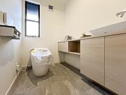 手洗いカウンター付きのゆとりあるトイレスペースです。