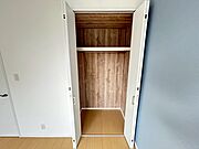 洋室約5．5帖のクローゼット。お荷物スッキリ片付きます♪