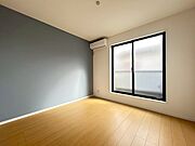 洋室約5．5帖。南側からの採光があり、明るいお部屋です♪　エアコン付き！