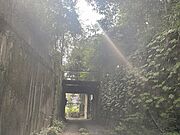 敷地の途中に電動シャッターがございます♪