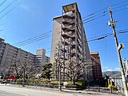 徒歩10分圏内に、スーパー・コンビニ・ドラッグストア・郵便局・銀行等の生活施設充実しております♪