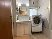 三面鏡・シャワー付き洗面化粧台！収納スペースたっぷり♪室内洗濯機置き場もございます♪