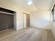 2Ｆ約6帖洋室！2面採光で明るいお部屋です♪オープンクローゼット付き！