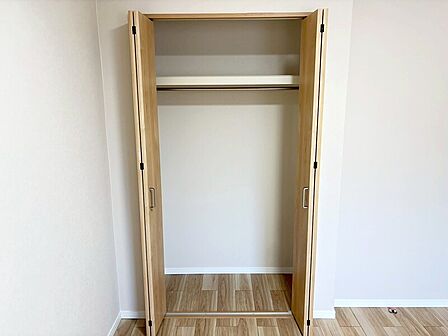 約6帖の洋室のクローゼット!お荷物スッキリ片付きます♪