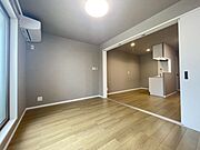 洋室約6帖。東南向きバルコニーで明るいお部屋です♪