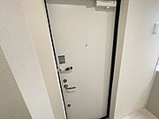 ダブルロックの玄関ドアです♪