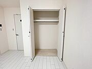 洋室にクローゼットあり！お荷物・お洋服スッキリ片付きます♪