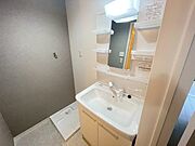 シャワー付き洗面化粧台！室内洗濯機置き場もございます♪