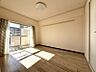 その他：洋室約6帖。南側からの採光があり、明るいお部屋です♪令和元年12月クロス・床張替え済み！