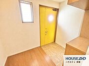 「ただいま」と「おかえり」が行き交うホッとするあたたかい玄関です。