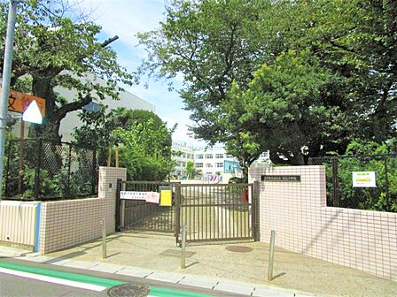 通学路は穏やかな住宅街の中の道なので、お子さんの通学も安心。