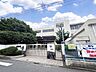 周辺：緑豊かで穏やかな住環境は、子育て世帯も安心の立地です。