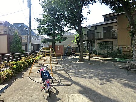 すぐ近くにお子様と遊べる場所です。遊具もあります。