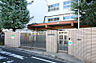 周辺：通学路は穏やかな住宅街の中の道なので、お子さんの通学も安心。