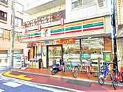 近くにコンビニがあり、ちょっとしたお買い物がしたい時に便利です。