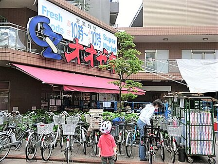 野菜の種類も多く、魚や肉も充実しています。総菜コーナーも陳列が工夫されており買い物しやすいです。
