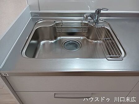 大きな鍋も洗いやすいシンク。付属の水切りラックを活用すれば、洗い物の作業もスムーズに進行でき、キッチン周りを清潔に保てます。