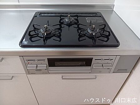 複数のお料理を同時に進行できる3口ガスコンロ。グリル機能も備えており、毎日の食卓を彩る多彩なメニューを楽しめます