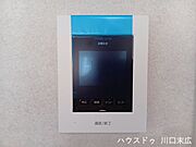 訪問者の顔を鮮明な映像で確認できるTVモニター付きインターホン。日々の暮らしの安心感を高めます。