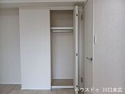 ハンガーパイプと枕棚を備えたクローゼット。衣類からシーズンオフの荷物まで、効率よく収納可能です。
