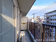 屋外の空気を楽しめるバルコニー。実用的な物干し金物を備えており、日々の洗濯作業をスムーズにこなせる機能的なスペースです。