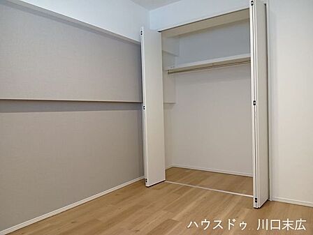 空間のアクセントとなるクロスを採用した洋室。多様なライフスタイルに合わせたレイアウトを楽しめるプライベート空間です。