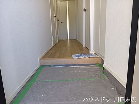 木目の美しさが引き立つフローリングを採用した廊下。落ち着きのあるトーンで、住まい全体の空間を上品に演出します。