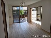屋外空間とシームレスに繋がる設計を採用したリビングダイニング。家族が集う中心の場として、日々の豊かなライフスタイルを育む空間です。