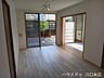 リビング/ダイニング：屋外空間とシームレスに繋がる設計を採用したリビングダイニング。家族が集う中心の場として、日々の豊かなライフスタイルを育む空間です。