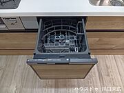 家事の負担を軽減するビルトインタイプの食器洗い乾燥機。食後の後片付けをスマートにこなし、家族団らんの時間をより豊かに創出します。