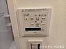 浴室：天候に左右されずに衣類乾燥が可能な浴室換気乾燥機。暖房や涼風機能も備えており、一年を通して快適なバスタイムをサポートする優れた設備です。