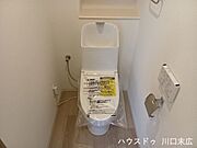 手洗い一体型のスッキリとしたフォルムを採用した温水洗浄便座付きトイレ。清潔感のある空間設計で、毎日の生活を快適にサポートします。