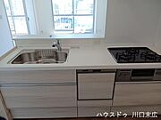 作業スペースをしっかりと確保した、使い勝手の良いシステムキッチンです。毎日の家事をスムーズにサポートし、お料理の時間を快適に彩ります。