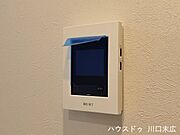 来訪者の顔と声を確認できるモニター付きインターホンを設置。不在時の録画機能なども備え、毎日の暮らしに安心感をもたらす重要なセキュリティ設備です。