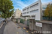 十二月田中学校敷地は広く、普通教室のほか理科室・音楽室・美術室・体育館・プールなど充実した設備が整います。部活動の種類も多彩で、運動部・文化部ともに活動が活発。部活好きなお子さまにも安心の学校環境…