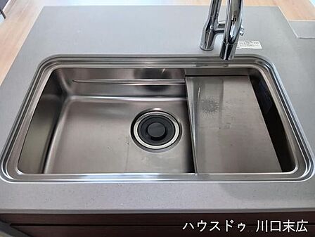 複数の調理を同時に進行できる便利な三口ガスコンロ。フラットなトッププレートでお手入れもしやすく、清潔な状態を保てます。