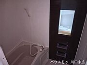 落ち着いた色調のパネルが寛ぎを醸し出すバスルーム。一日の疲れを癒やす、至福のリラクゼーション空間を提供します。