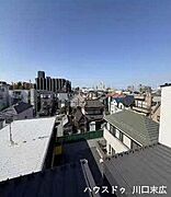街並みを見渡せる開放的な景色です。視界を遮る建物が少なく、心地よい風景を日常の一部として楽しめます。風を感じながら、穏やかで豊かな暮らしを叶える魅力的なロケーションです。