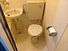トイレ：飽きのこないシンプルな形状と清潔感のあるトーンでまとめられた使い勝手の良いトイレ空間です。日々の拭き掃除などのメンテナンスがしやすく、いつでも快適にご利用いただけるクリーンで衛生的な設備環境です。