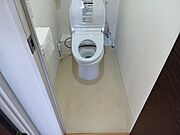 毎日のデリケートな習慣を優しくサポートする、温水洗浄機能付きのトイレです。手洗い器が一体となった省スペース設計を採用しており、日々のお手入れもしやすい、実用的で清潔なプライベート空間です。