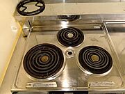 複数のおかずを同時に効率よく調理できる3口タイプのコンロを備えています。凹凸の少ないフラットな天板を採用しており、調理後の油汚れなどもサッと拭くだけでお手入れが完了する実用的な設備です。
