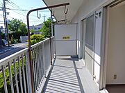 室外に設けられた機能的なバルコニースペースです。物干し金具を備えており、洗濯物や布団を干す作業がスムーズに行えるなど、日々の家事をしっかりとサポートする実用的な屋外空間として活躍します。