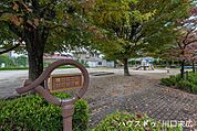 朝日6丁目日の出公園緑あふれる広々としたスペースで、遊具やベンチが充実。子ども連れのご家族がのびのび過ごせる、地域の憩いの場です。 220m