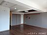 リビング/ダイニング：落ち着いた色合いのアクセントクロスが印象的なリビング。お好みの家具を配置して、リラックスできる家族の団らん空間を演出できます。