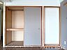 収納：ハンガーパイプや棚板を備えた大容量のクローゼット。衣類や生活用品を機能的に収納し、居住空間を有効活用できます。