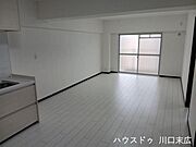 木目の質感が美しいフローリングを採用した居室。家族が自然と集まり、日々の暮らしに豊かさと安らぎをもたらす、デザイン性と機能美を兼ね備えた憩いの場です。
