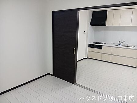 建具の開閉により多様な使い方が可能な空間設計。生活スタイルや用途に合わせて間取りを柔軟に変化させ、機能的でゆとりある暮らしを実現するお部屋です。