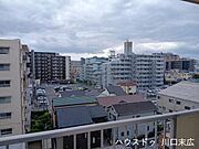 周辺の街並みを見渡すことができる景色。都市の風景を日常の背景として取り込み、日々の暮らしにちょっとした気分転換やリラクゼーションをもたらしてくれます