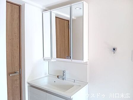 3面鏡仕様の洗面化粧台。鏡裏には小物を整理できる収納スペースを備え、洗面周りを常に整頓可能です。日々の身支度を心地よくサポートする機能美が宿ります。