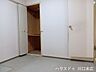 洋室：11月中旬リノベーション完工予定！プライベートな時間を穏やかに過ごせる洋室。収納設備を備え、衣類や荷物を整理して居住空間を有効活用できます。